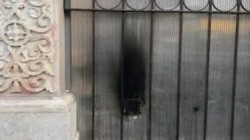 مستوطنون صهاينة يحرقون البوابة الخارجية للكنيسة الرومانية بالقدس المحتلة